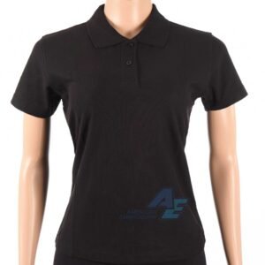 Remera polo de dama manga corta en tejido de algodón, con cierre de tres botones en el cuello, con corte entallado.