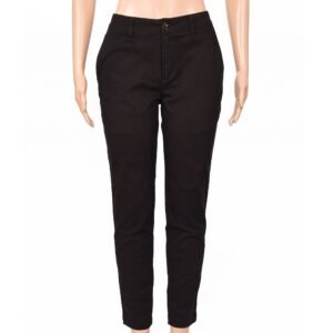 Pantalón de mujer elastizado con bolsillos delanteros superiores y corte entallado.