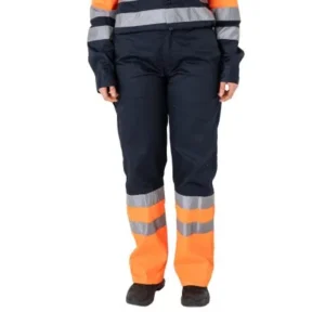 Pantalón combinado de alta visibilidad, modelo básico, confeccionado en gabardina con cinta reflectiva en ambas piernas, bolsillos funcionales y calce cómodo para uso diario.