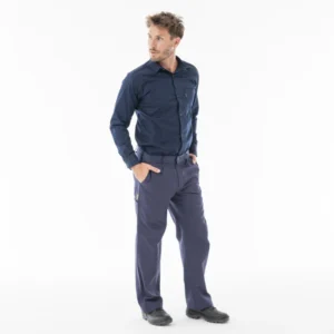 Pantalón de corte moderno para personal de oficina. Con bolsillos a los laterales y bolsillo en el dorso internos con cierre de botón. En color azul.